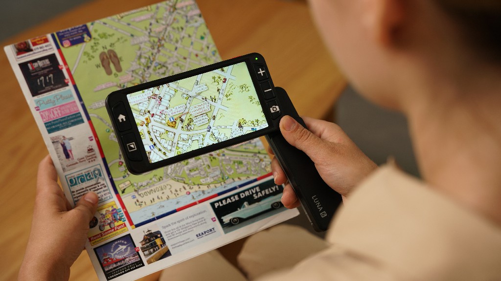 use digital magnifier to read map in the museum