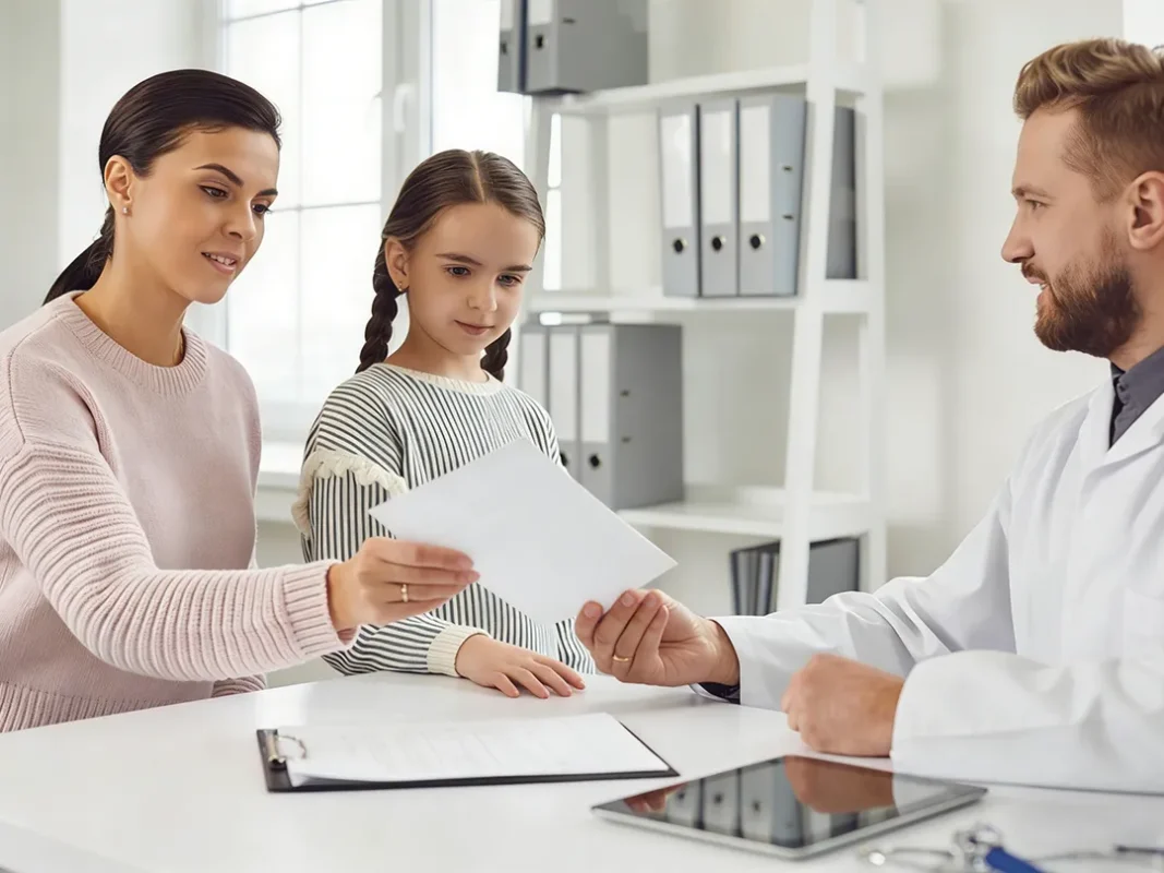 Optometrist for vision loss consulting a patient