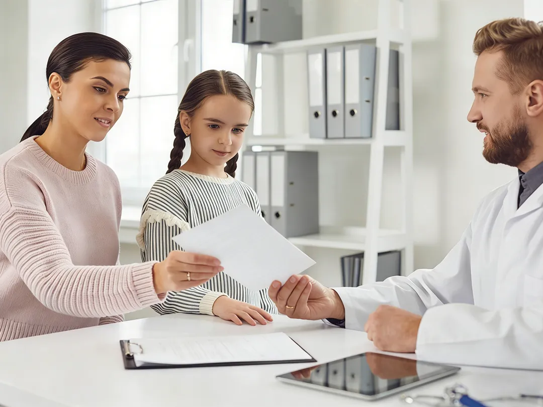 Optometrist for vision loss consulting a patient